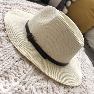 Rampage cream buckled hat. OS